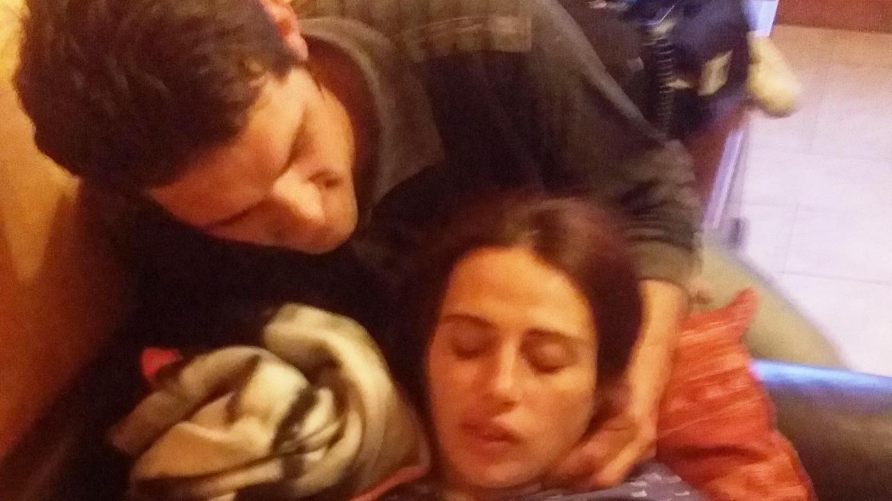I genitori con il piccolo Jago nel salotto di casa