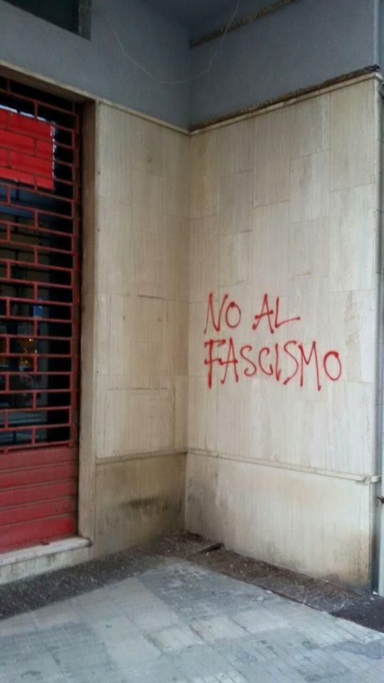 La scritta sull'ingresso della sede di Fratelli d'Italia