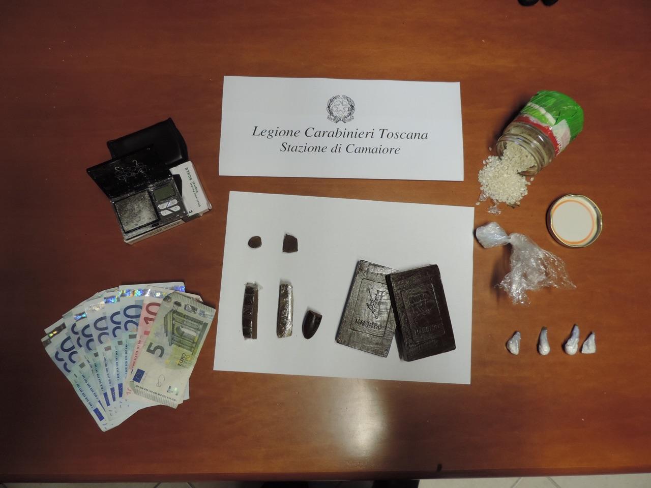 La droga, il denaro e gli strumenti per lo spaccio sequestrati al cinquantenne palestinese