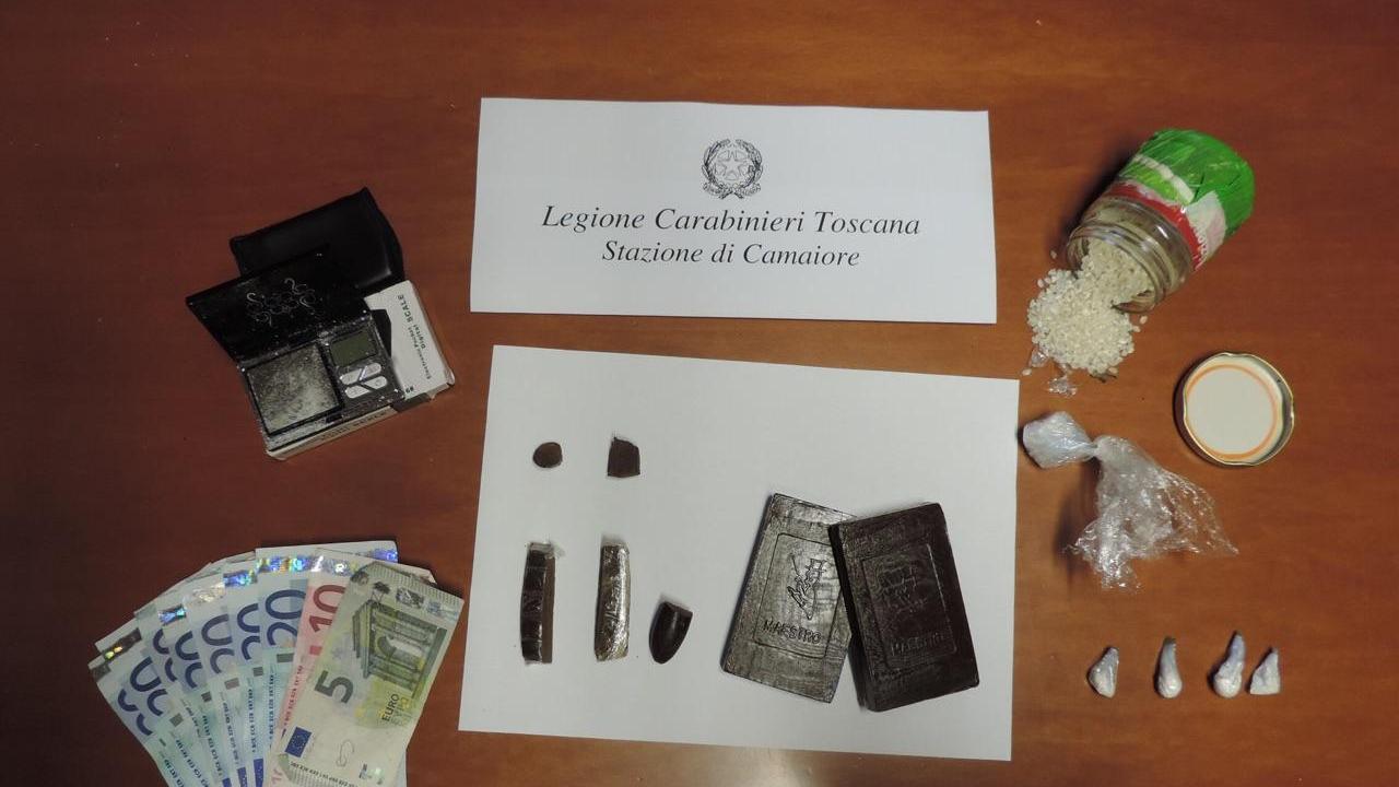 La droga, il denaro e gli strumenti per lo spaccio sequestrati al cinquantenne palestinese