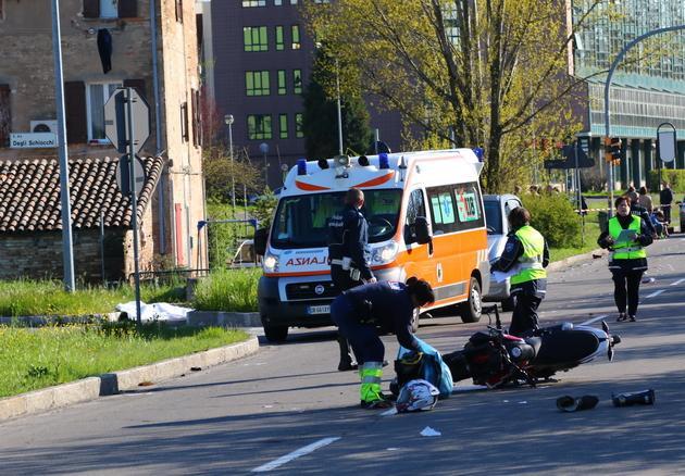 Le testimonianze e i dubbi sull'incidente. Ma quel semaforo era rosso? 