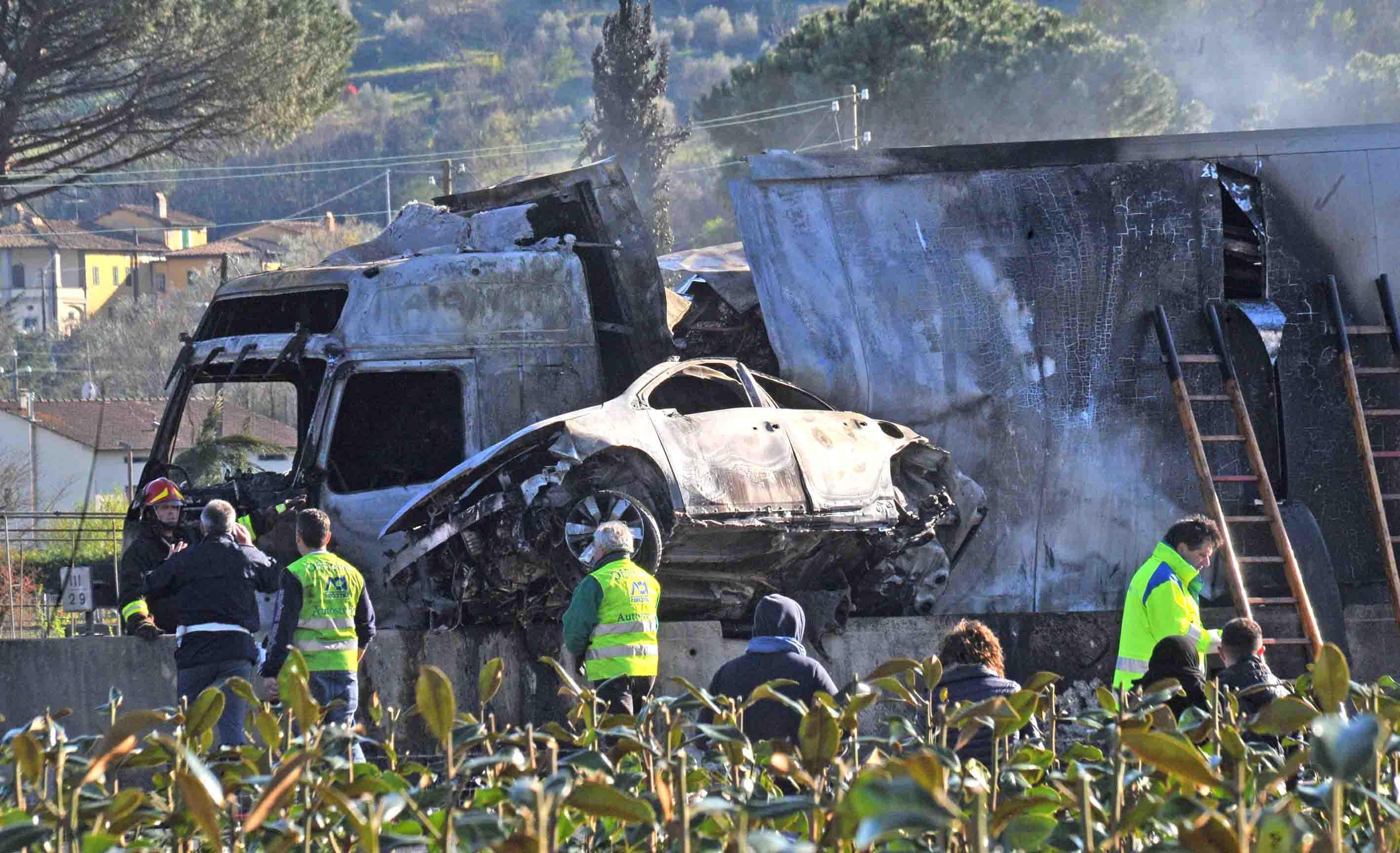 Una drammatica immagine dell'incidente sull'A11 (Foto Gori)