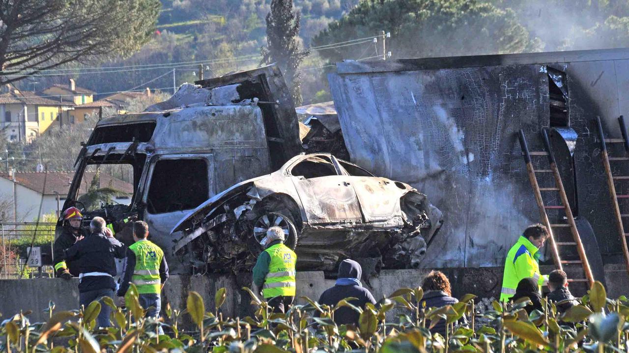 Una drammatica immagine dell'incidente sull'A11 (Foto Gori)