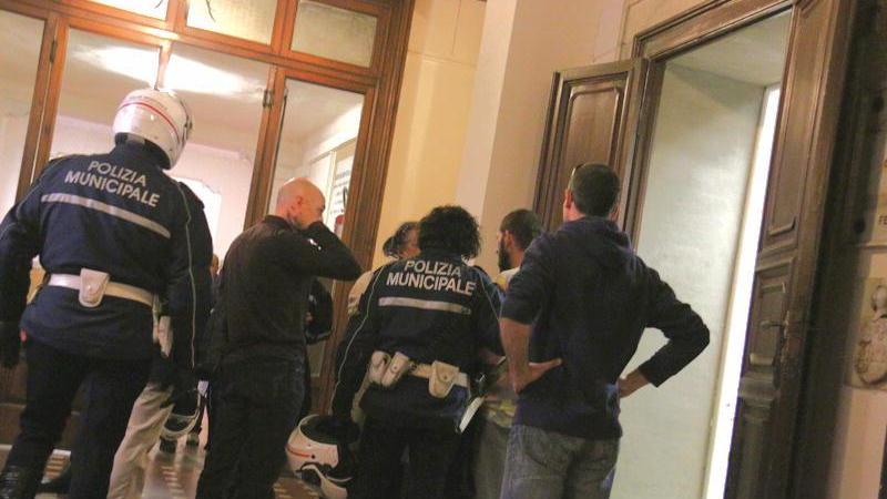 I vigili urbani intervenuti in municipio per calmare l'uomo (Marzi Pentafoto)