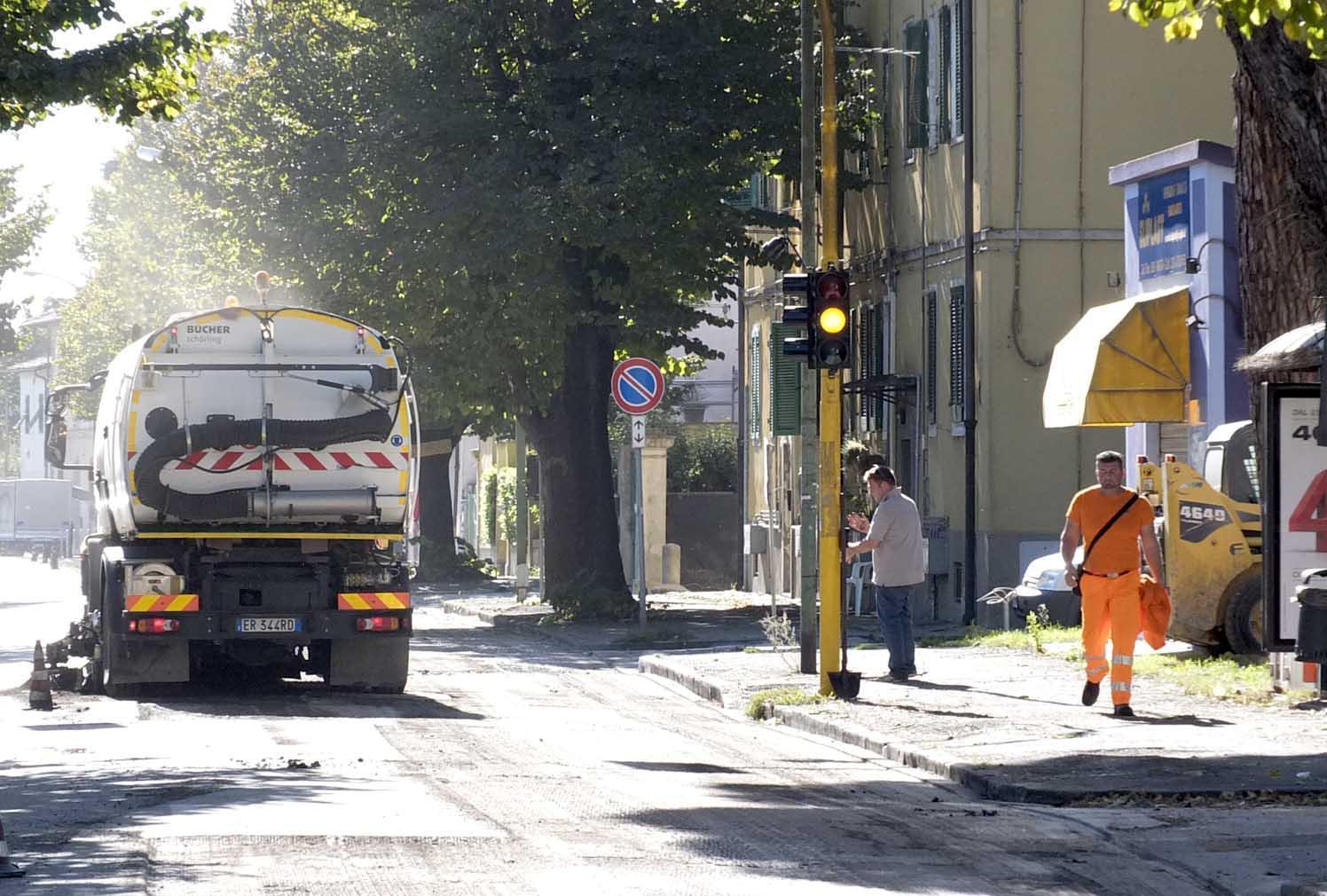 L'asfaltatura di una strada (Archivio)
