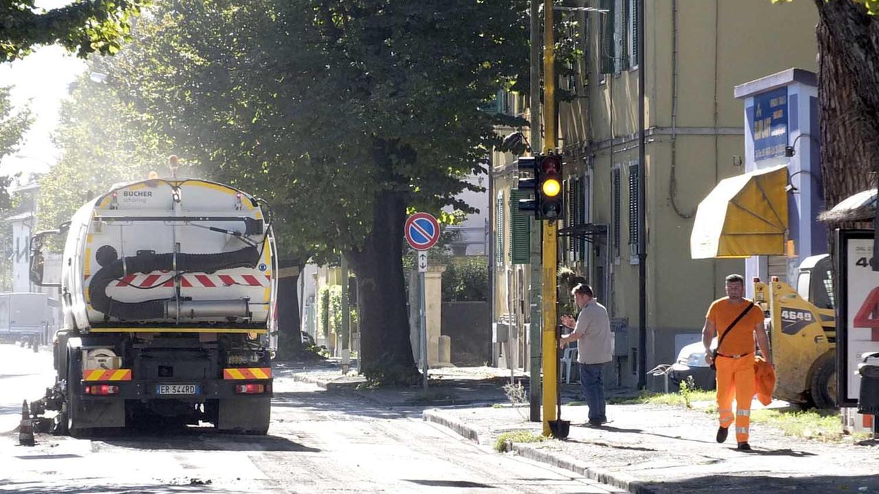 L'asfaltatura di una strada (Archivio)