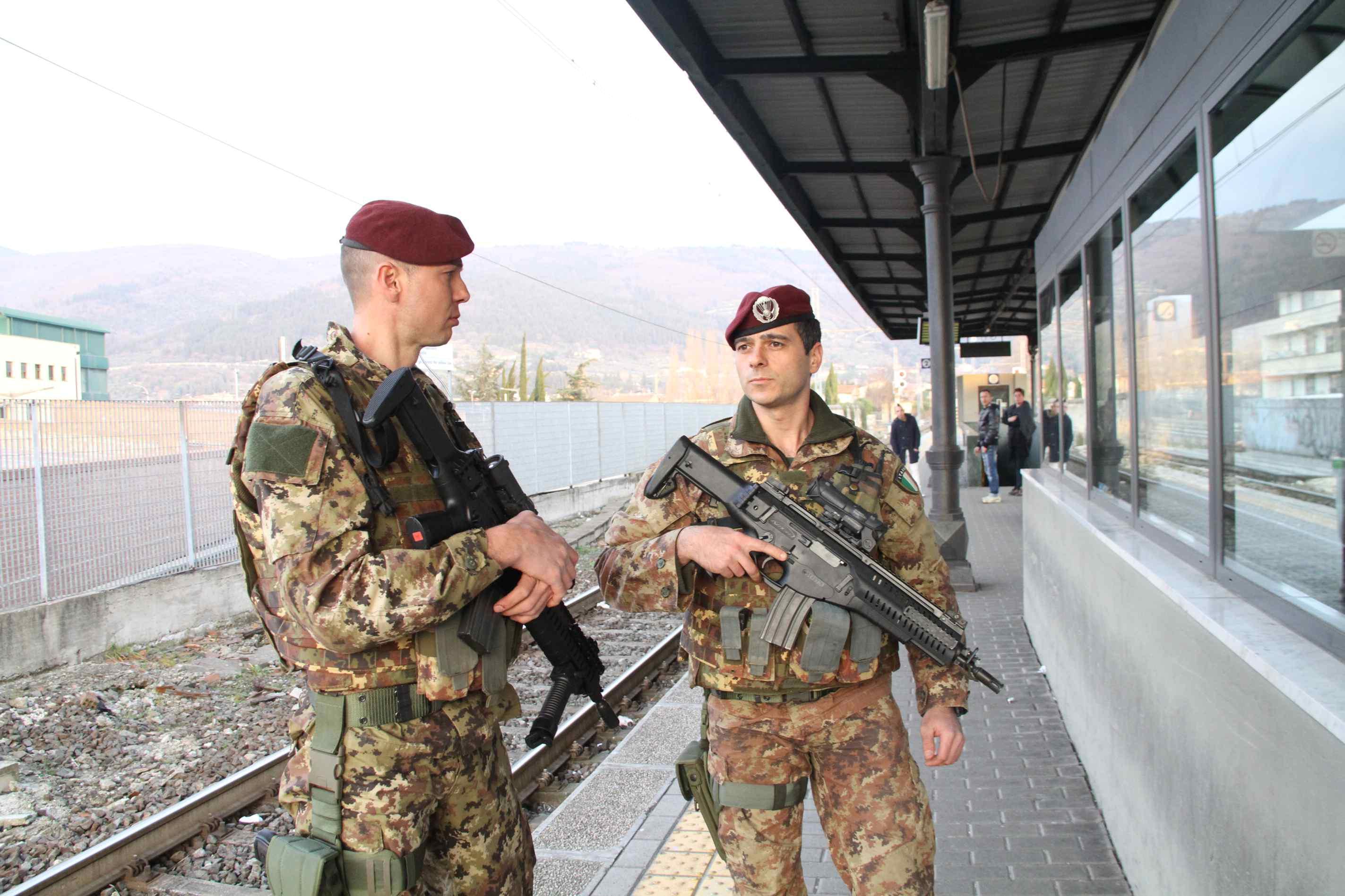 Militari anti-terrorismo alla stazione di Porta al Serraglio (foto d'archivio)
