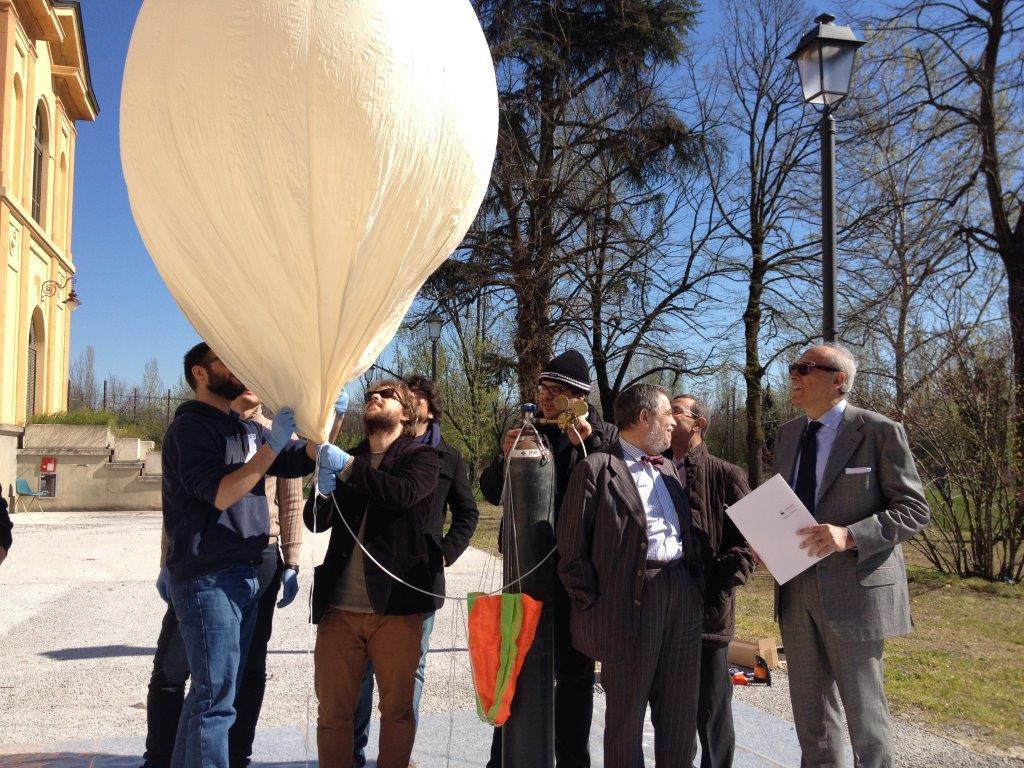 Il lancio del pallone-sonda al Campus universitario di Reggio Emilia