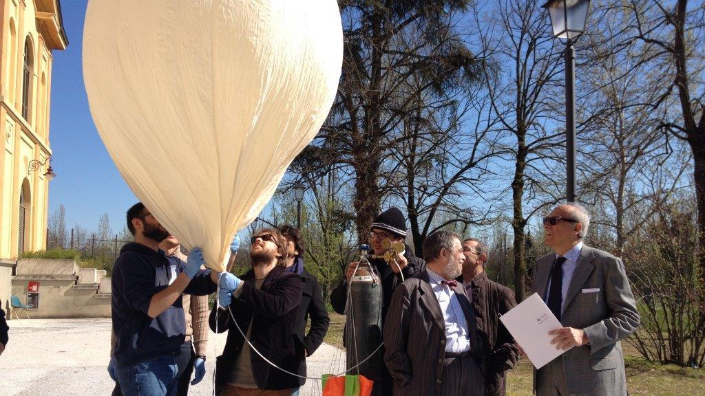 Il lancio del pallone-sonda al Campus universitario di Reggio Emilia