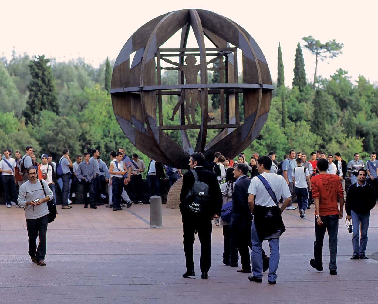 Turisti nel centro storico di Vinci