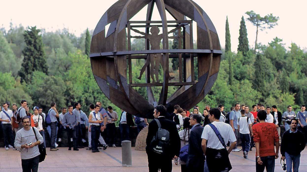 Turisti nel centro storico di Vinci