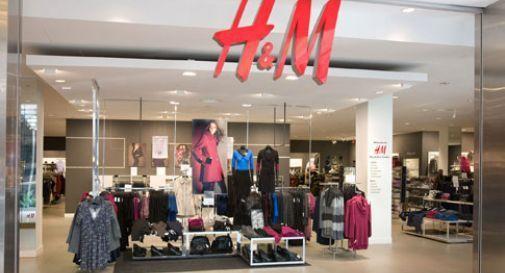 La vetrina di un negozio H&M