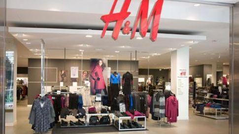 La vetrina di un negozio H&M