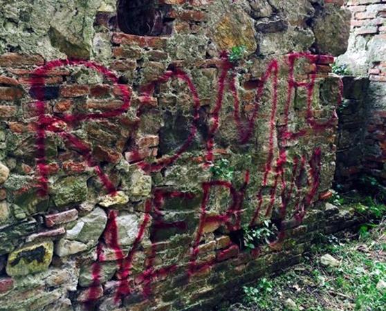 Alcune delle scritte apparse alla Rocca di Ripafratta
