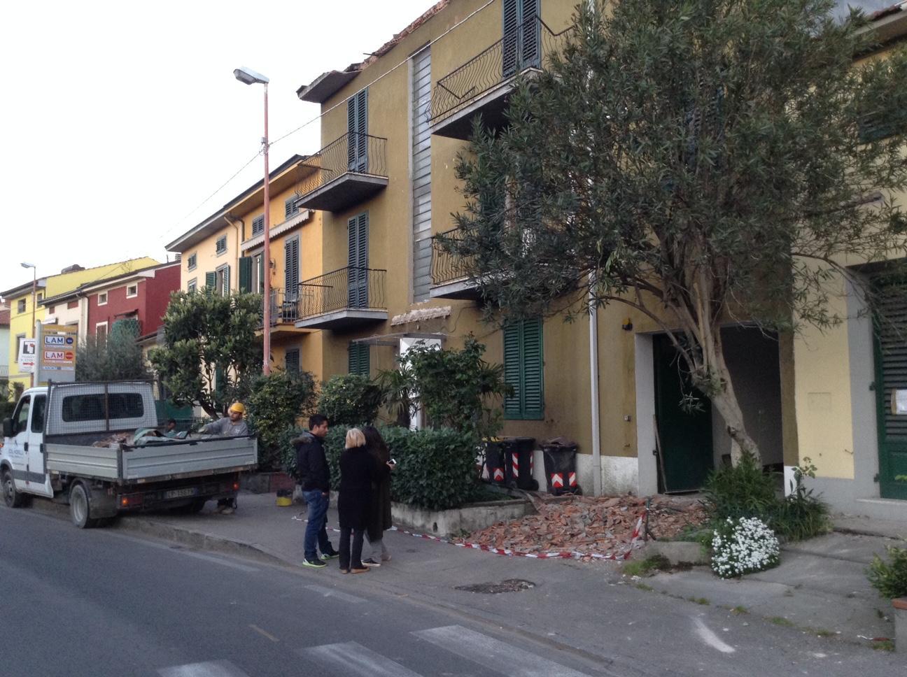La palazzina di via delle Fonti cove si è verificato il crollo (foto Batavia)