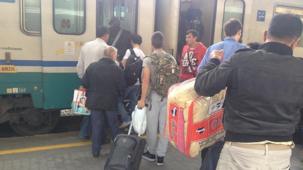 Passeggeri salgono su un treno