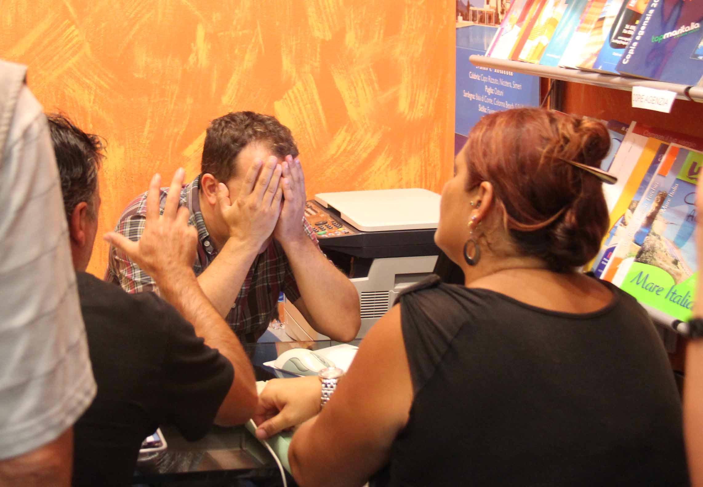 Ciro Fusco con le mani in faccia 
