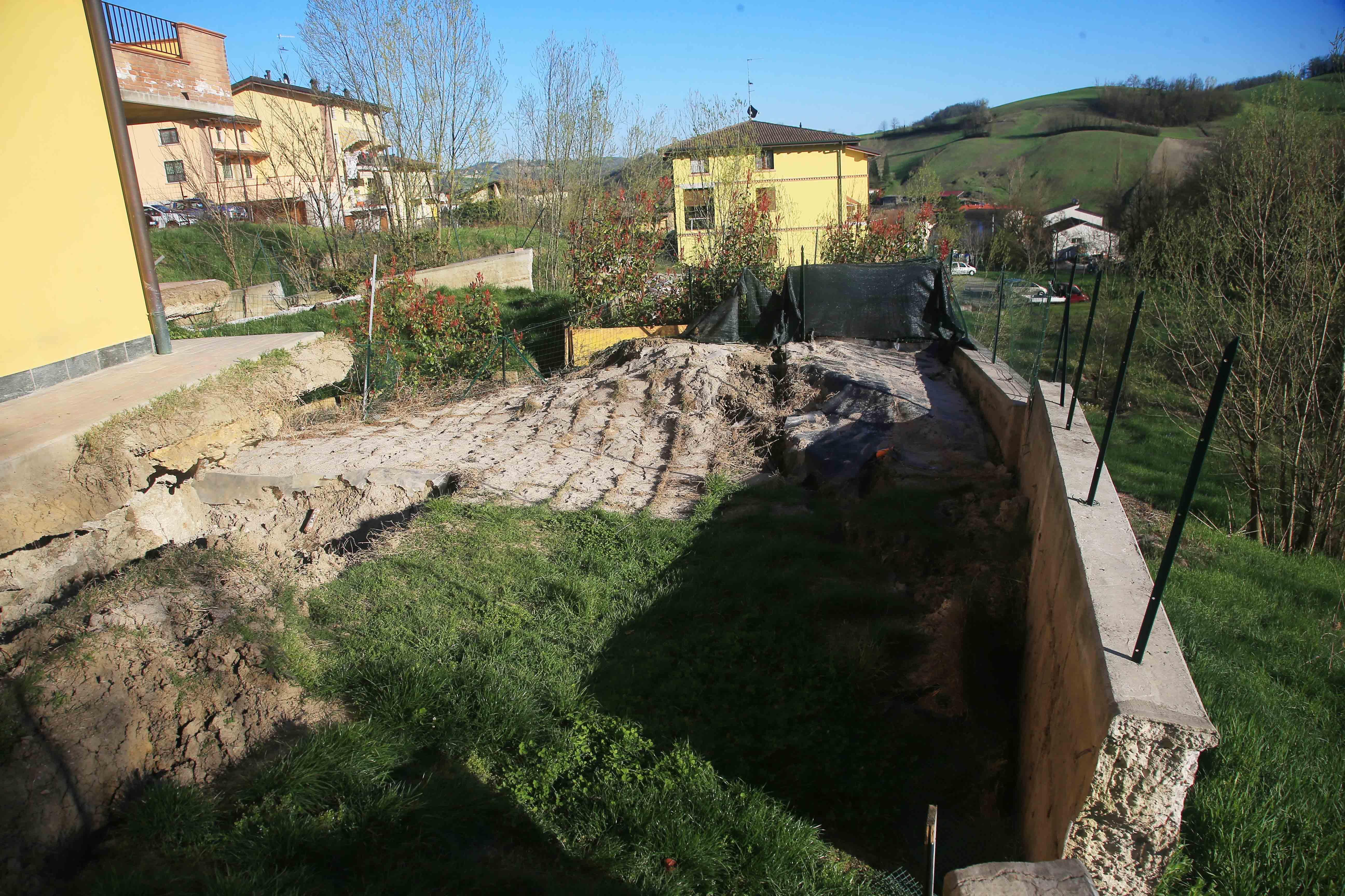 Tre famiglie sfollate a causa di una frana 