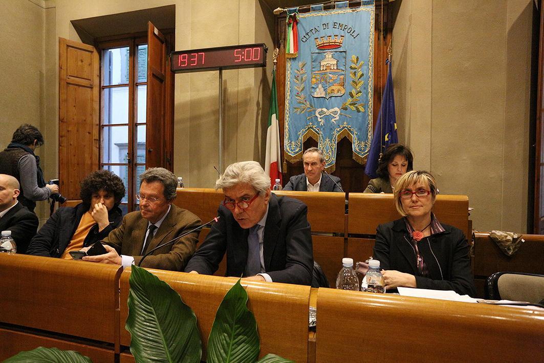 Il consiglio comunale aperto con Luigi Marroni (il secondo da destra) 