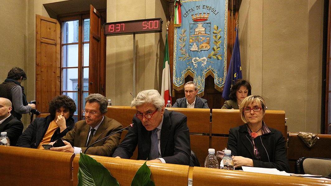 Il consiglio comunale aperto con Luigi Marroni (il secondo da destra)