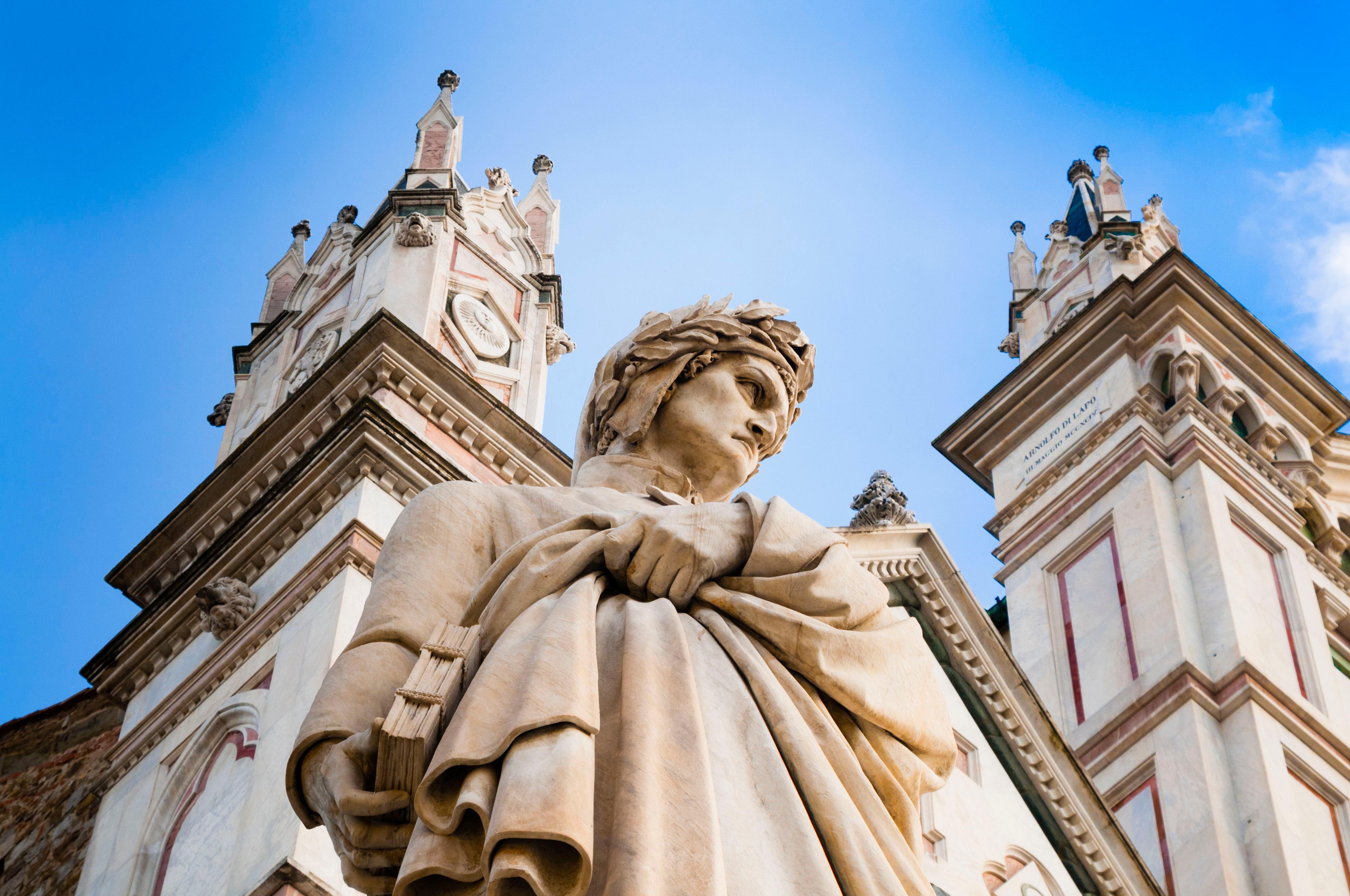 la statua di Dante Alighieri in piazza Santa Croce a Firenze