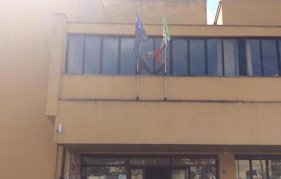 Bandiere rotte davanti all’anagrafe