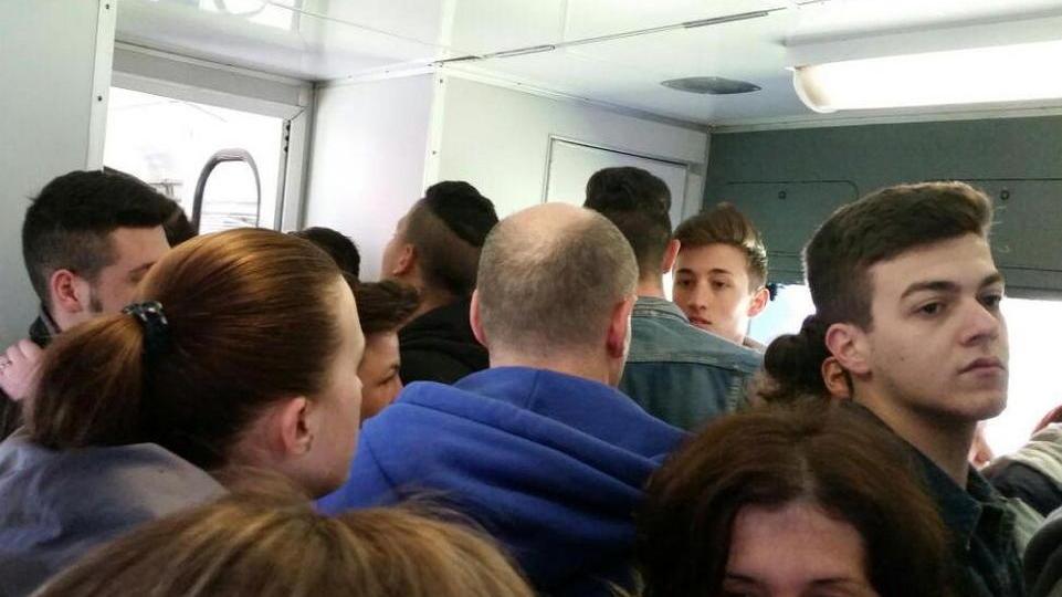 Un carro bestiame il treno Aulla-Lucca