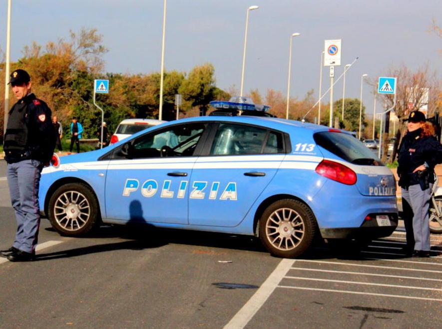 Tentano il furto e poi si danno alla fuga