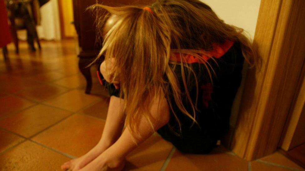 Beve con gli amici al bar e poi picchia moglie e figli Quattordicenne chiama il 113