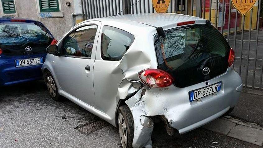 Le distrugge l'auto, caccia al pirata su Fb