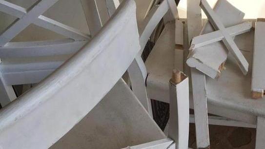 Ubriachi distruggono le sedie al Calafuria