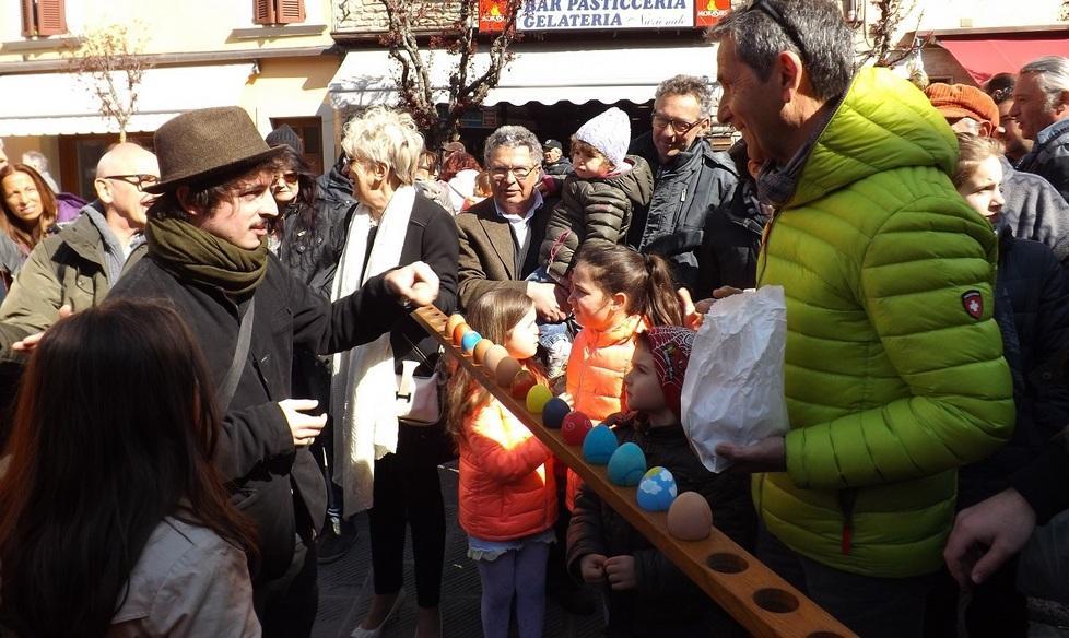 “Cocin coccetto” la sfida a colpi di uova nelle piazze