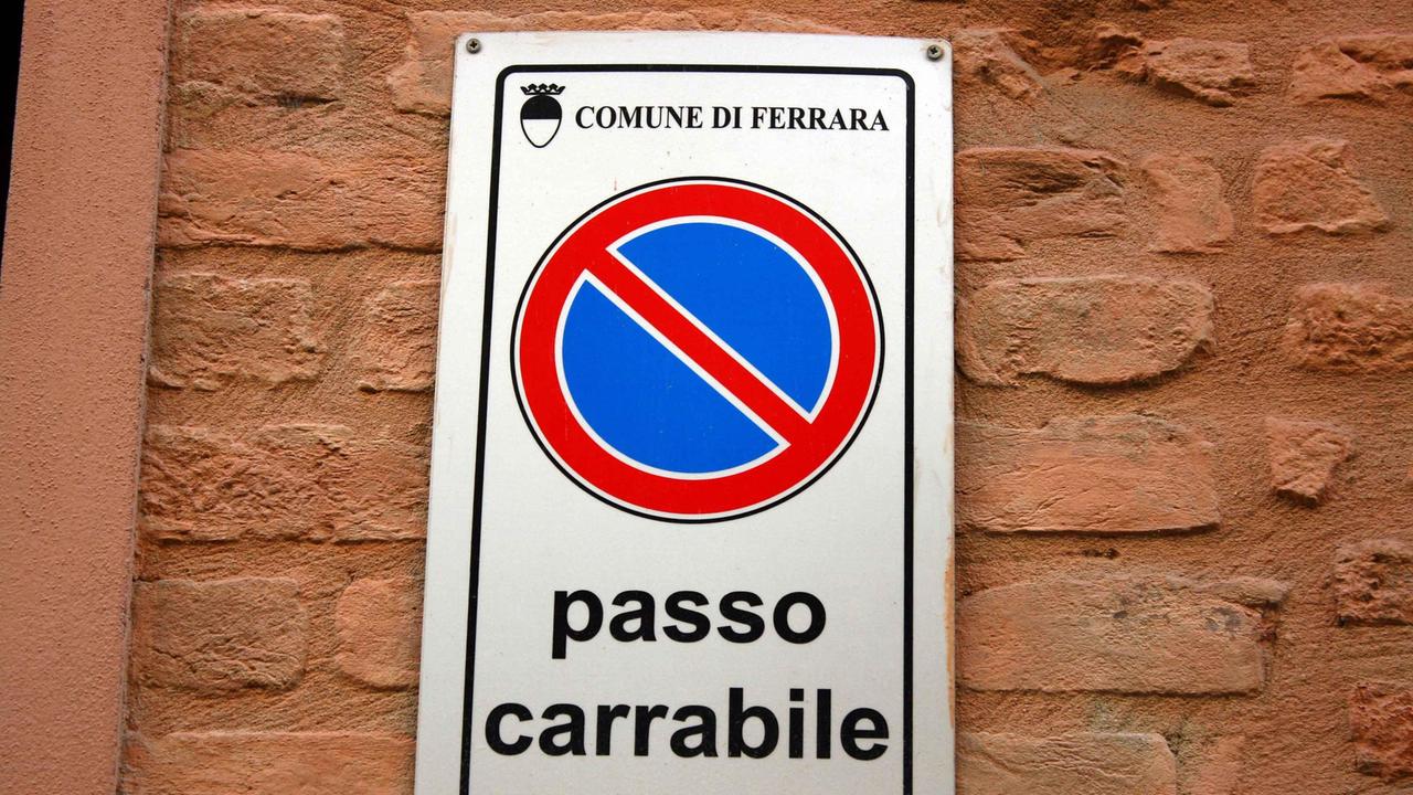 Un cartello di passo carraio