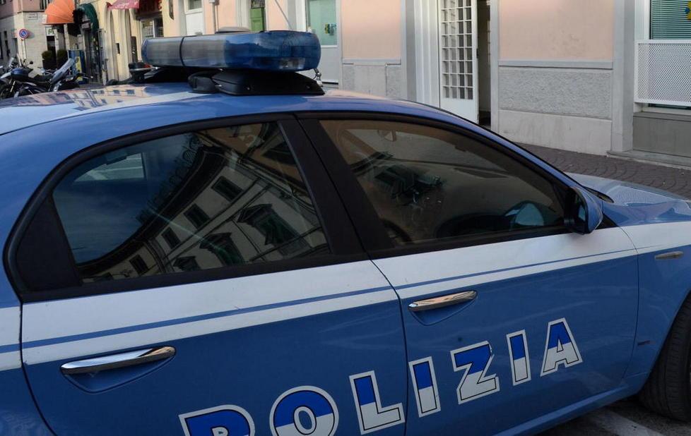 Carrara, con il flessibile aprono la cassaforte in una villa 