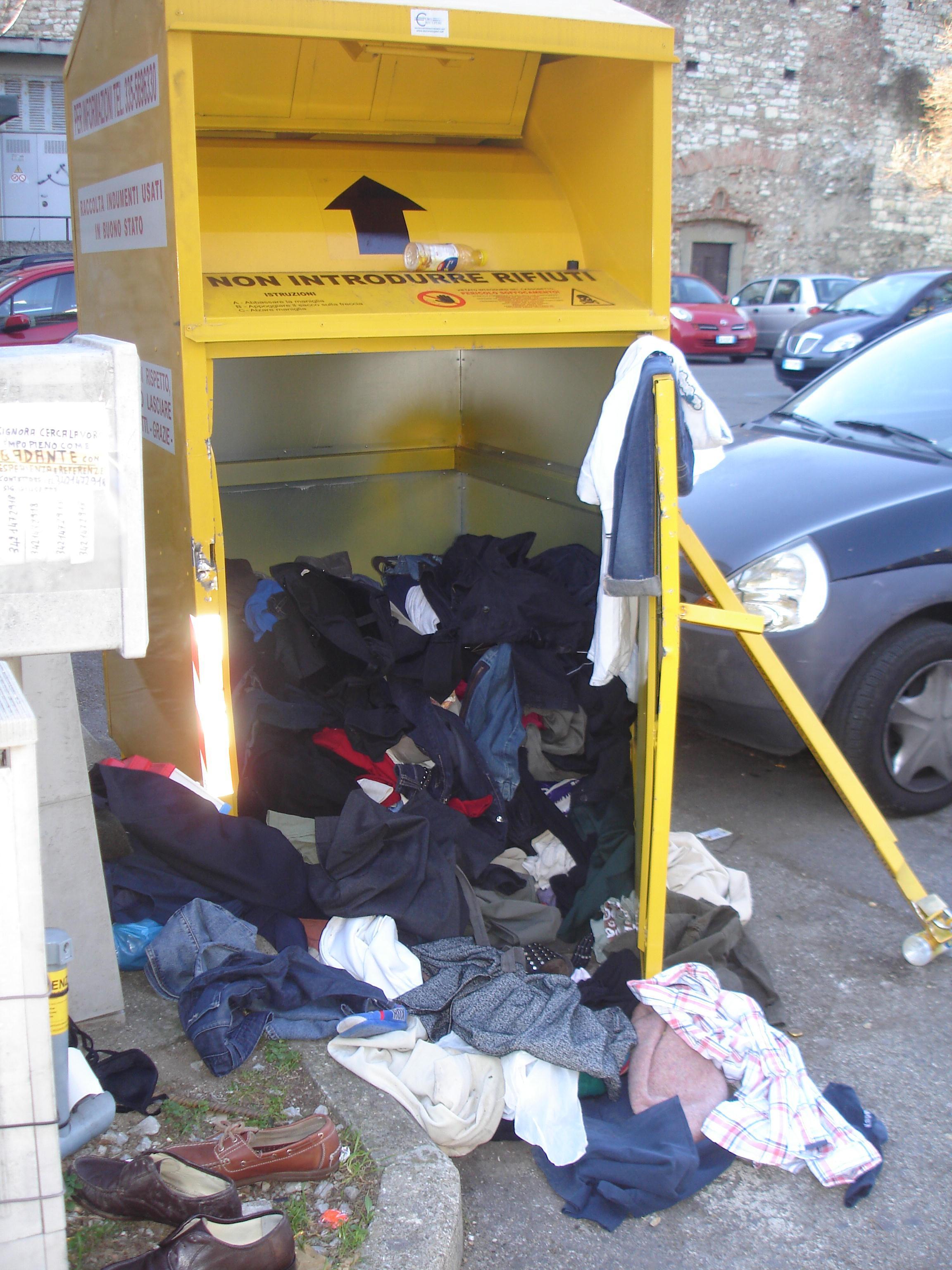 Un cassonetto di abiti usati
