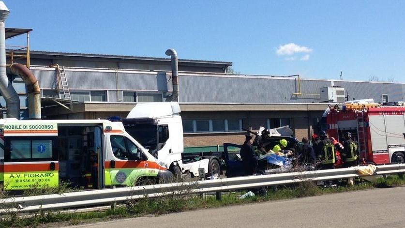 Furgone contro tir: è grave un 32enne Pedemontana in tilt