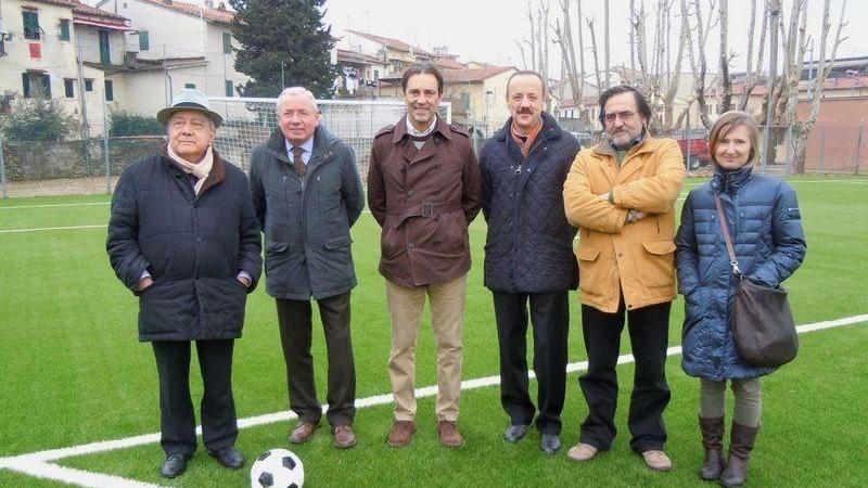 Barbara Bracali (ultima a destra) all'inaugurazione di un impianto sportivo nel gennaio 2012
