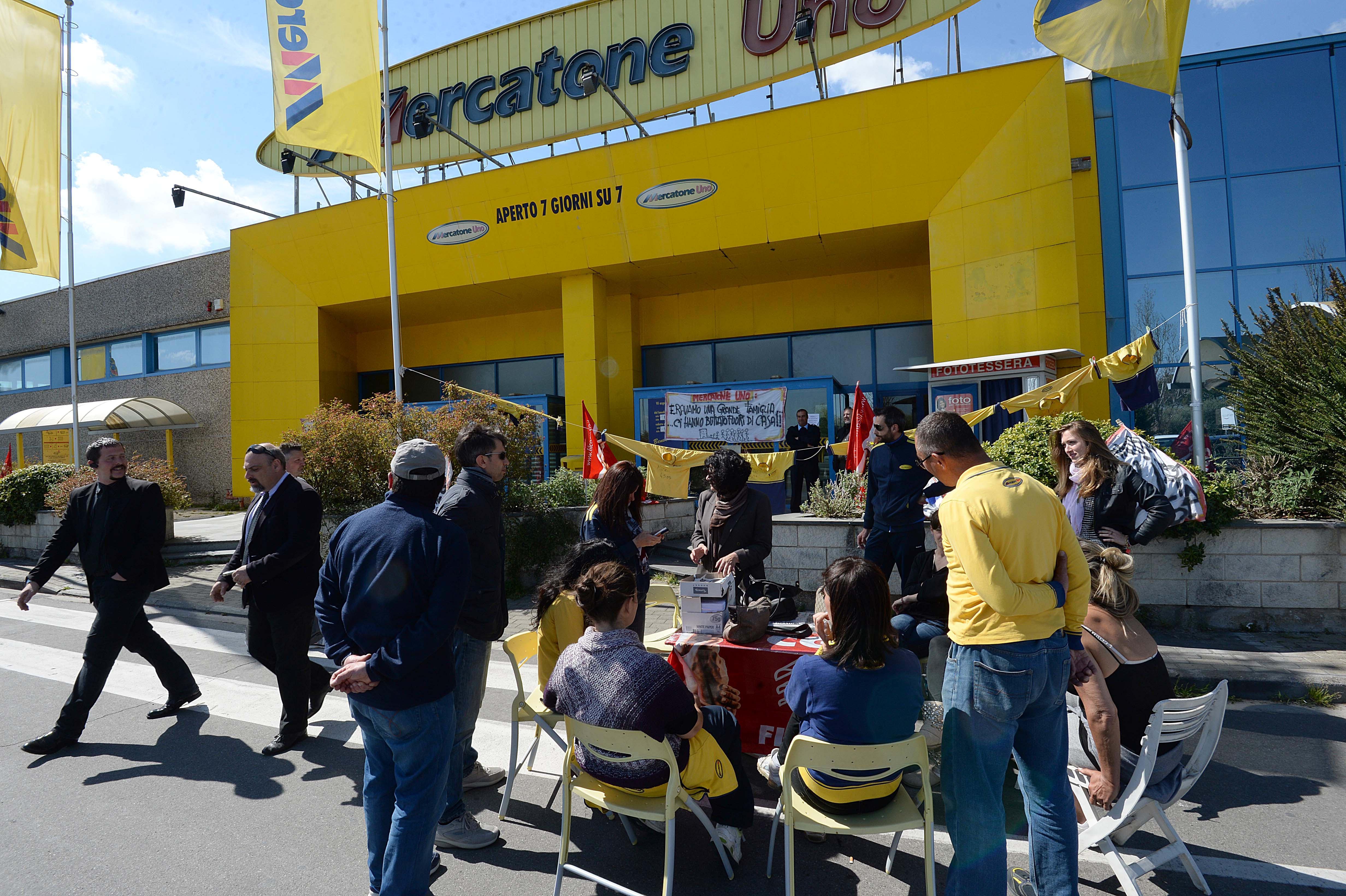 Il presidio dei lavoratori davanti al Mercatone Uno a Navacchio (Foto Franco Silvi)