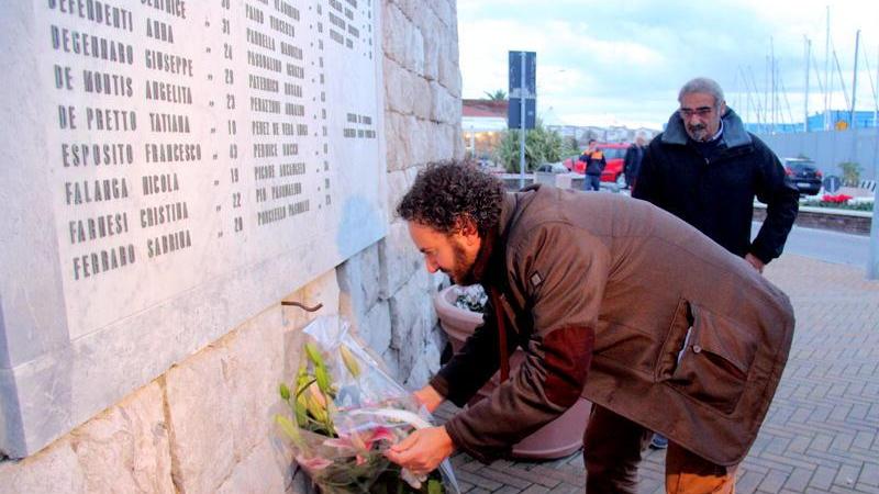 La lapide commemorativa della tragedia della Moby Prince