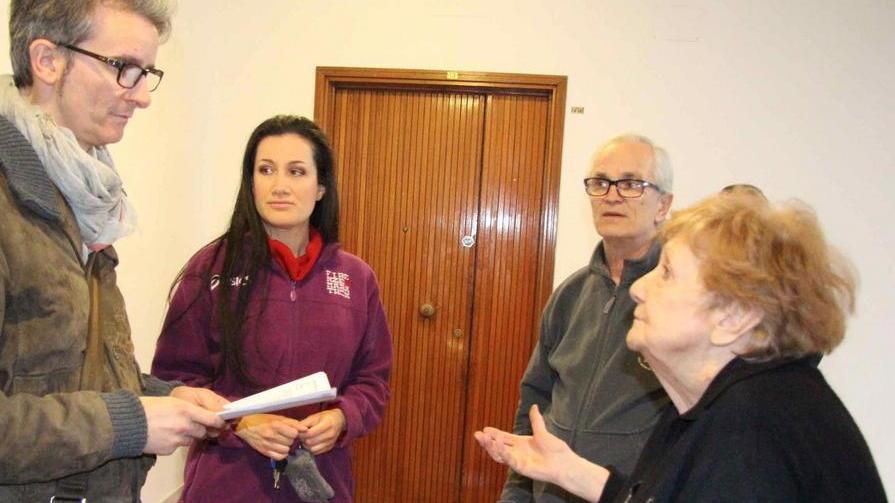 Piccioni morti, rifiuti e cattivi odori