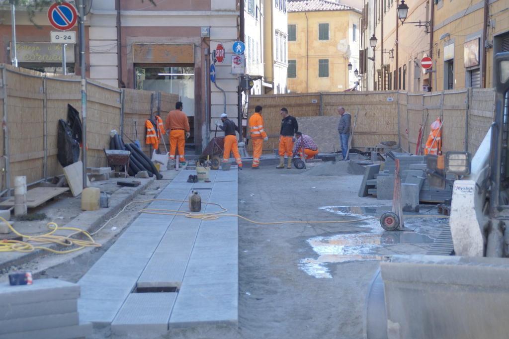 I lavori della nuova pavimentazione di piazza Cavallotti
