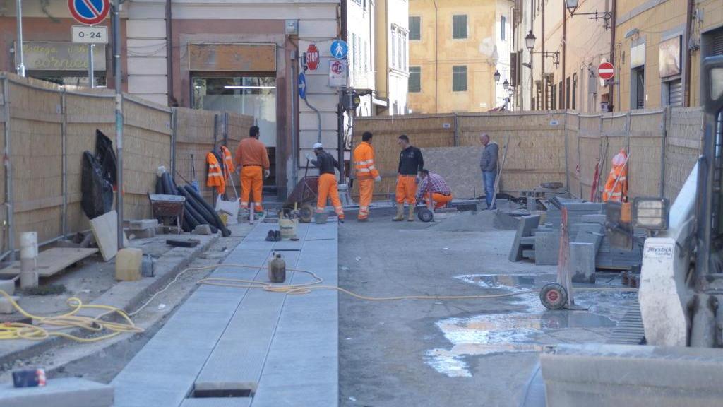 I lavori della nuova pavimentazione di piazza Cavallotti