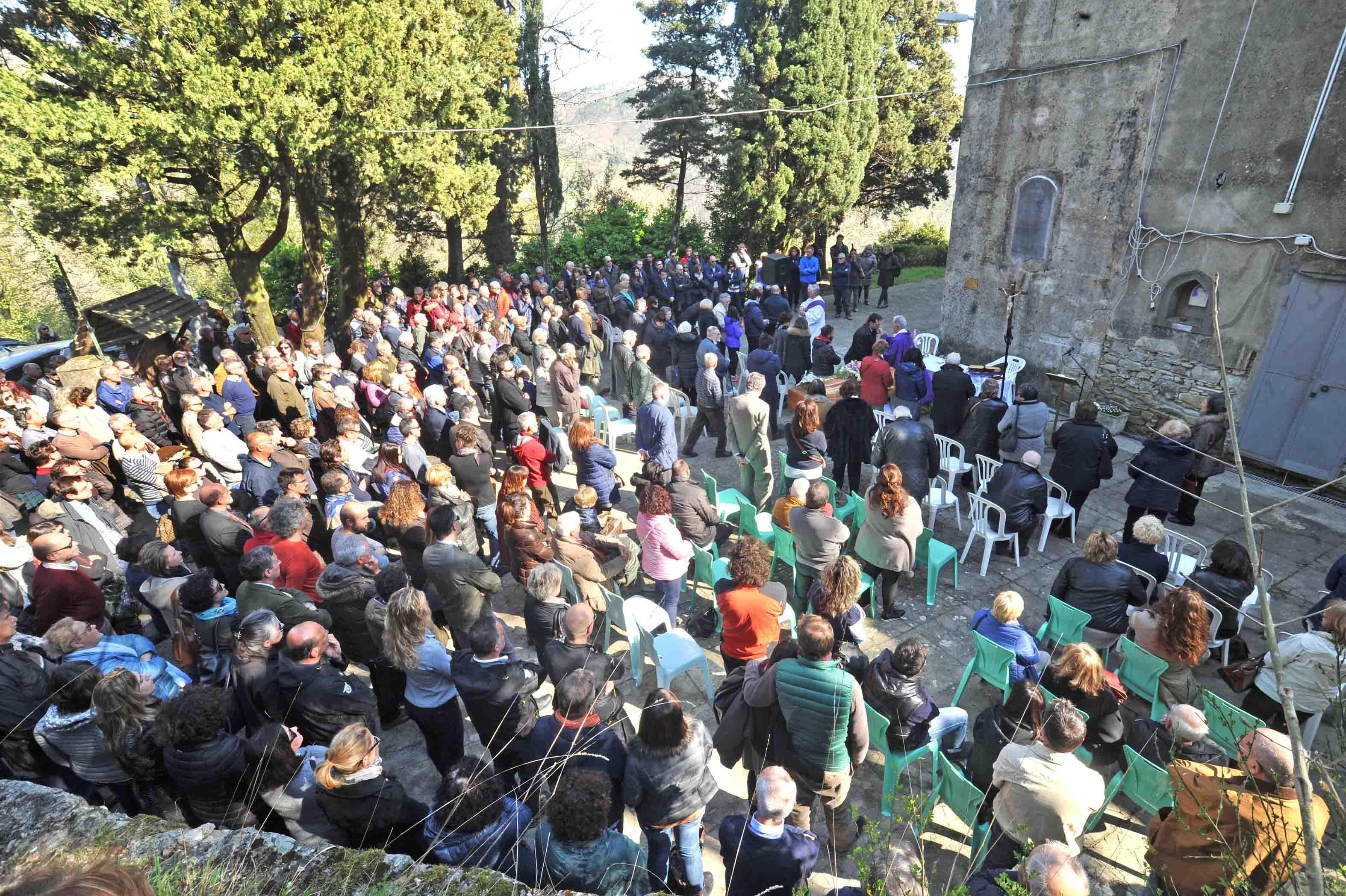 A Uzzo l'ultimo abbraccio allo scialpinista travolto dalla slavina