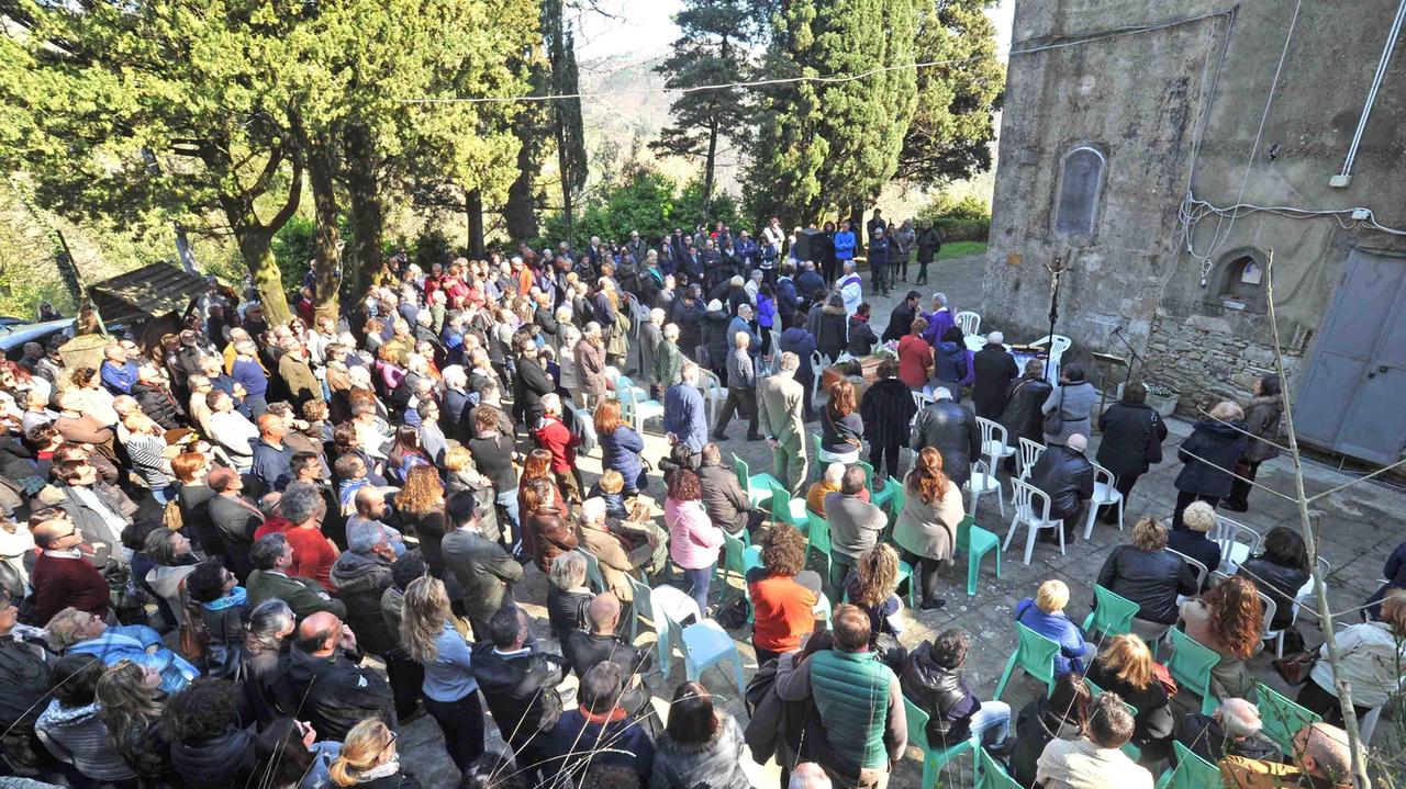 A Uzzo l'ultimo abbraccio allo scialpinista travolto dalla slavina