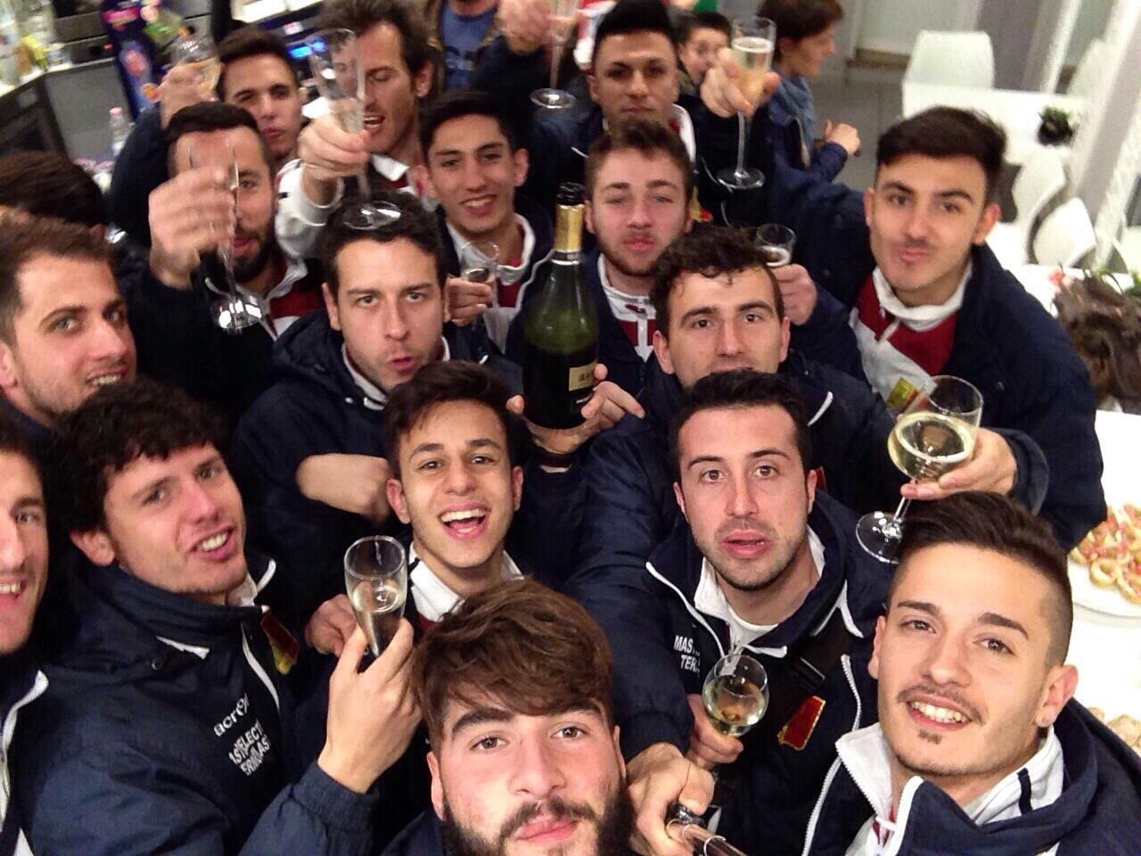 Il selfie della vittoria dei giocatori del Gambassi