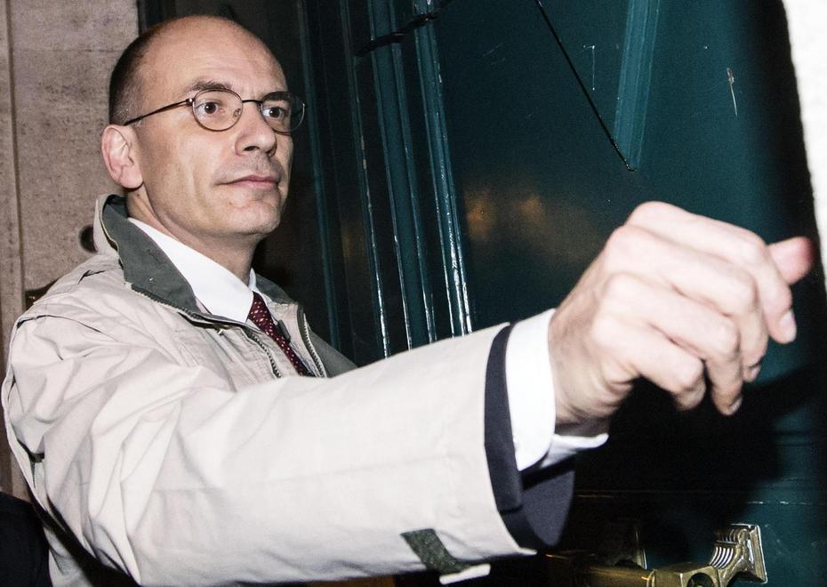 L’ex premier Letta offeso fuori dal ristorante 