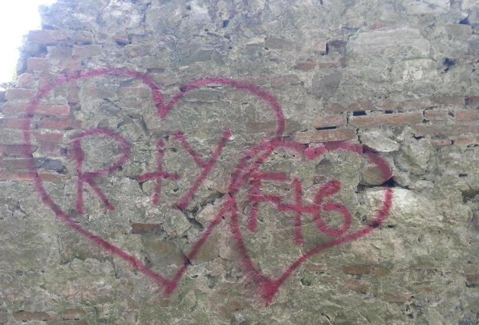 Sfregiata da scritte e disegni l’antica Rocca di San Paolino 