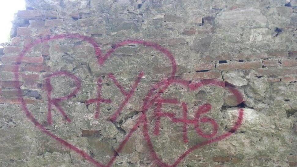 Sfregiata da scritte e disegni l’antica Rocca di San Paolino