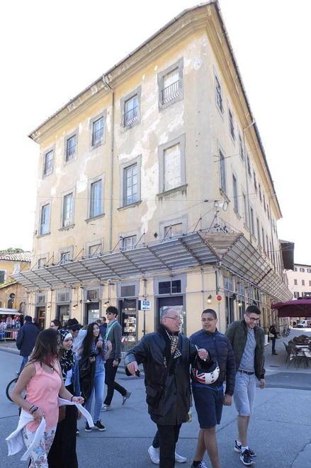 “Trovatelli” a pezzi giù dalla facciata altre parti d’intonaco 