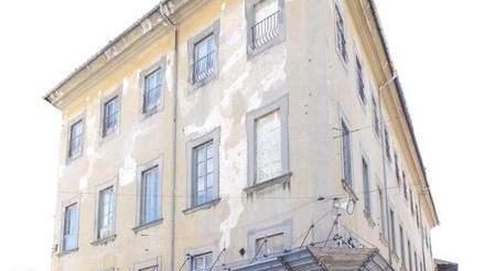 “Trovatelli” a pezzi giù dalla facciata altre parti d’intonaco